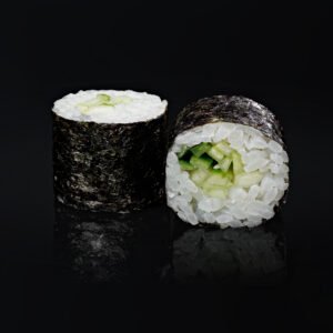Fotografía de producto de maki de sushi con pepino. Maki de sushi con pepino y alga nori