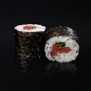 Fotografía de producto de maki de sushi con atún. Maki de sushi con atún y cebollino