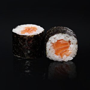 Fotografía de producto de maki de sushi con salmón. Maki de sushi con salmón y alga nori