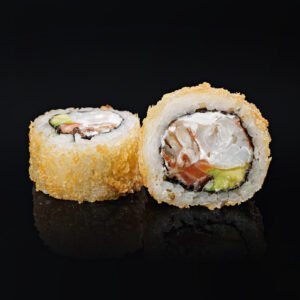 Fotografía de producto de sushi en tempura. Rollos de sushi en tempura con aguacate y relleno