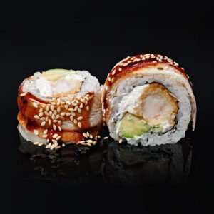 Fotografía de producto de sushi con aguacate. Rollos de sushi con aguacate y relleno variado
