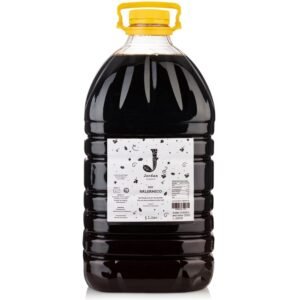 Fotografía de producto de tarro de bebida oscura. Tarro de bebida oscura fotografiado sobre fondo blanco