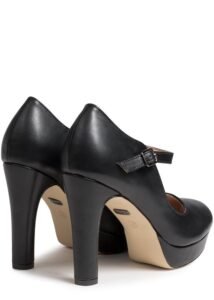 Vista trasera de zapatos negros de tacón con pulsera