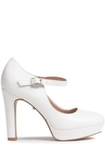Zapato blanco de tacón con pulsera y hebilla
