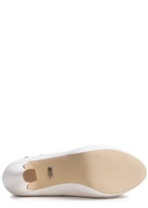 Detalle de la suela de un zapato blanco de tacón
