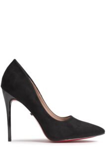 Zapato salón negro de tacón de aguja en vista lateral