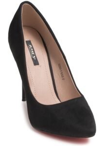 Zapato salón negro de tacón fotografiado desde arriba