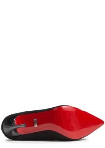 Detalle de suela roja de un zapato negro de tacón