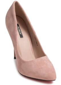Zapato salón rosa de tacón fotografiado desde arriba