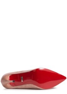 Detalle de suela roja de un zapato rosa de tacón
