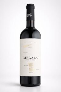 Fotografía de producto de una botella de vino tinto para catálogo. Botella de vino tinto Megala fotografiada sobre fondo blanco